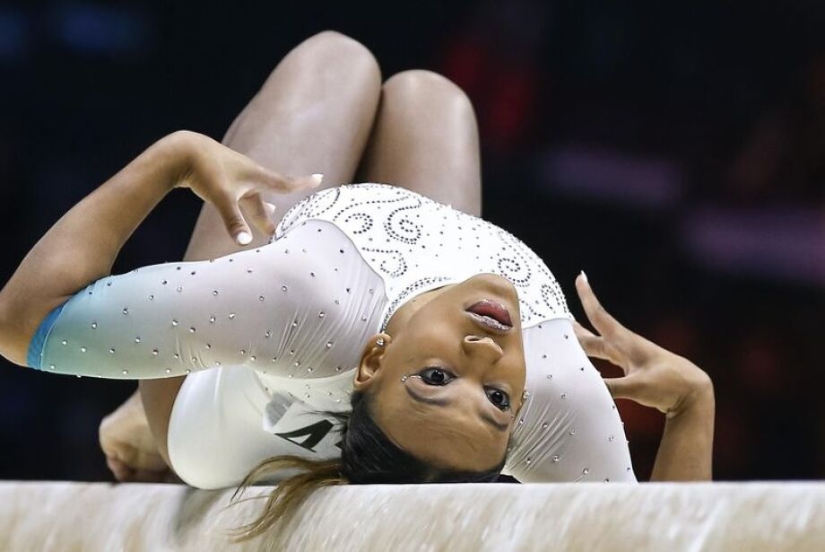 Rebeca Andrade conquista ouro inédito e é campeã mundial de ginástica