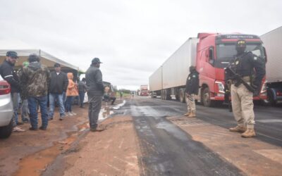 Choque usa bomba de gás para liberação de rodovias bloqueadas por caminhoneiros