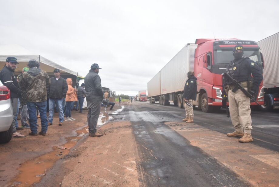 Choque usa bomba de gás para liberação de rodovias bloqueadas por caminhoneiros