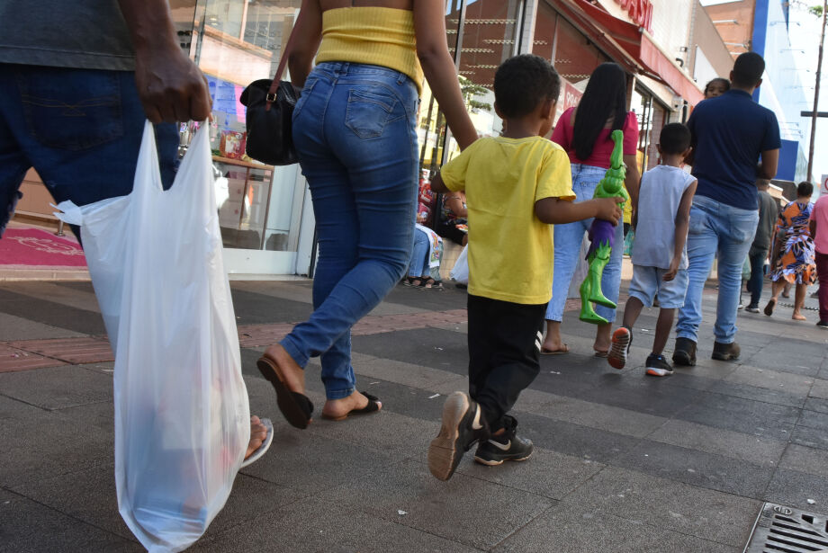 Fim de ano aumenta fluxo no comércio: veja dicas para vender mais e como garantir vaga temporária