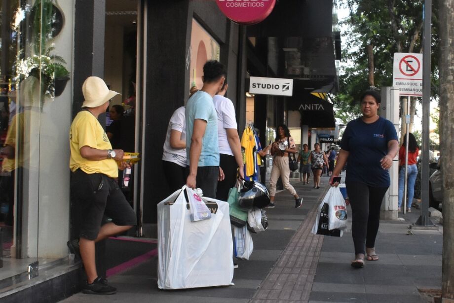 Comércio de Campo Grande ficará aberto até às 22h a partir desta segunda