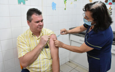 Vacinação contra Covid é realizada em shopping neste domingo