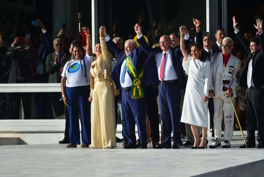 Lula recebe faixa de criança, indígena, negro, mulher, operário e pessoa com deficiência