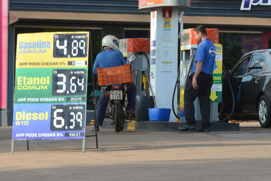 Com defasagem nos valores, gasolina deveria cair R$ 0,29 e diesel R$ 0,64