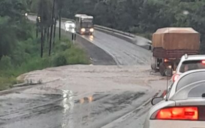 Com 7,34 metros, Rio Aquidauana transborda e alaga BR-262