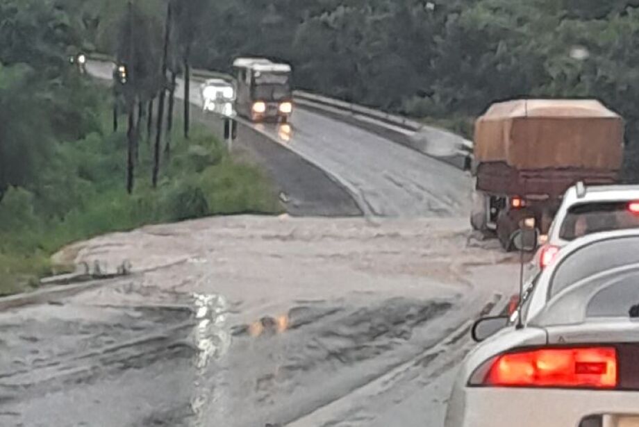 Com 7,34 metros, Rio Aquidauana transborda e alaga BR-262