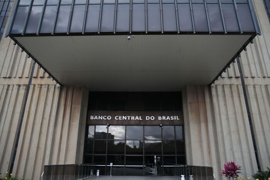 Banco Central mantém juros em 13,75%, apesar de pressão de Lula