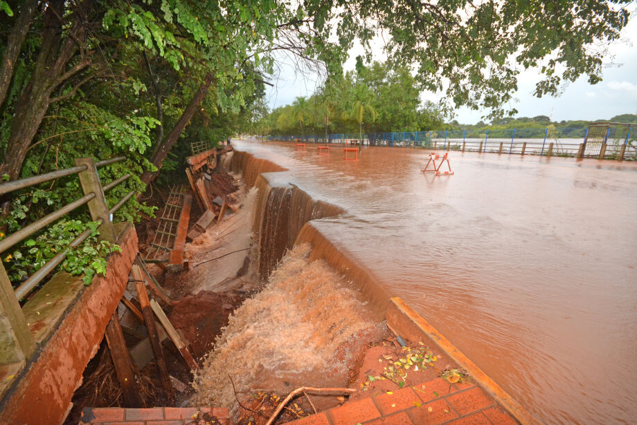 Em menos de uma hora, chuva de 42 mm deixa estragos em Campo Grande