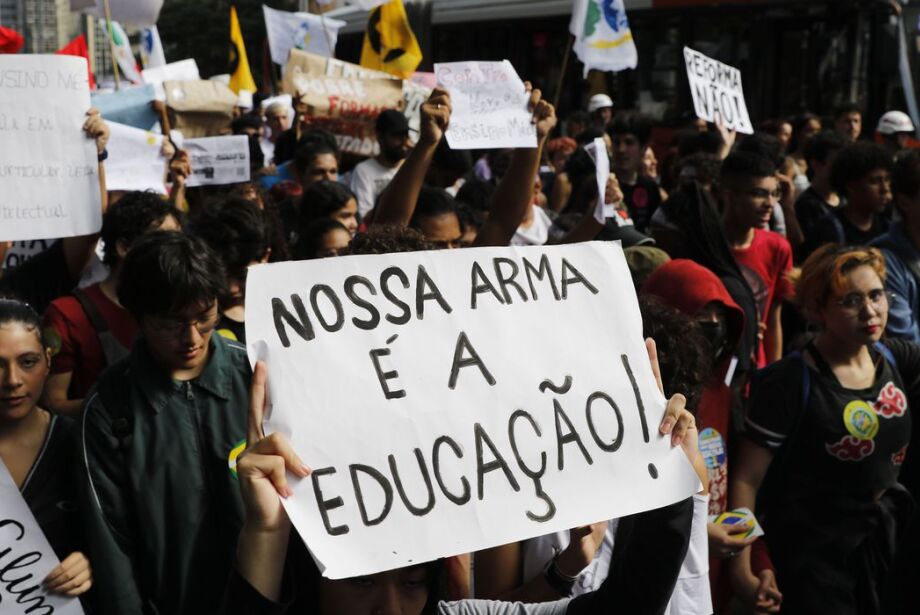 Governo suspende cronograma de implementação do Novo Ensino Médio