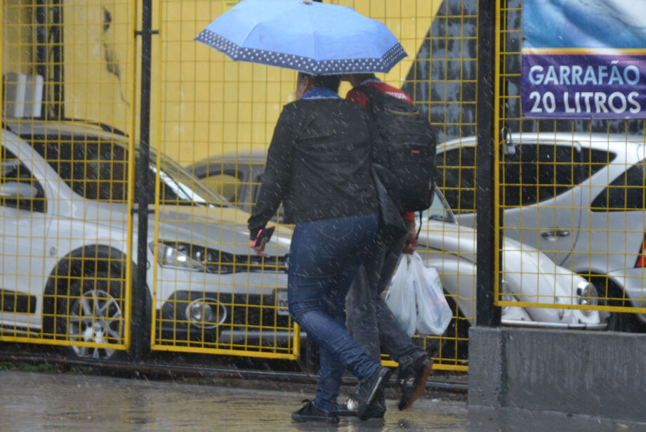 Domingo segue chuvoso e temperatura não ultrapassa 23ºC até terça-feira