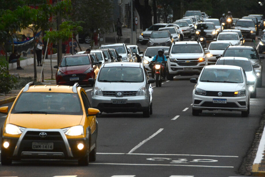 Licenciamento de veículos com placas de final 3 deve ser pago até o fim de maio