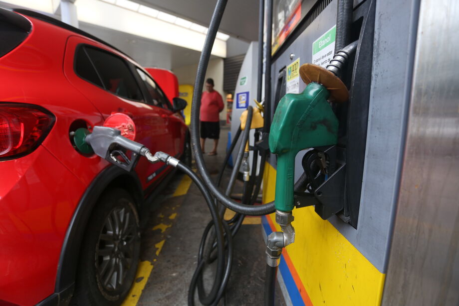 Preço da gasolina fica estável nos postos após duas quedas