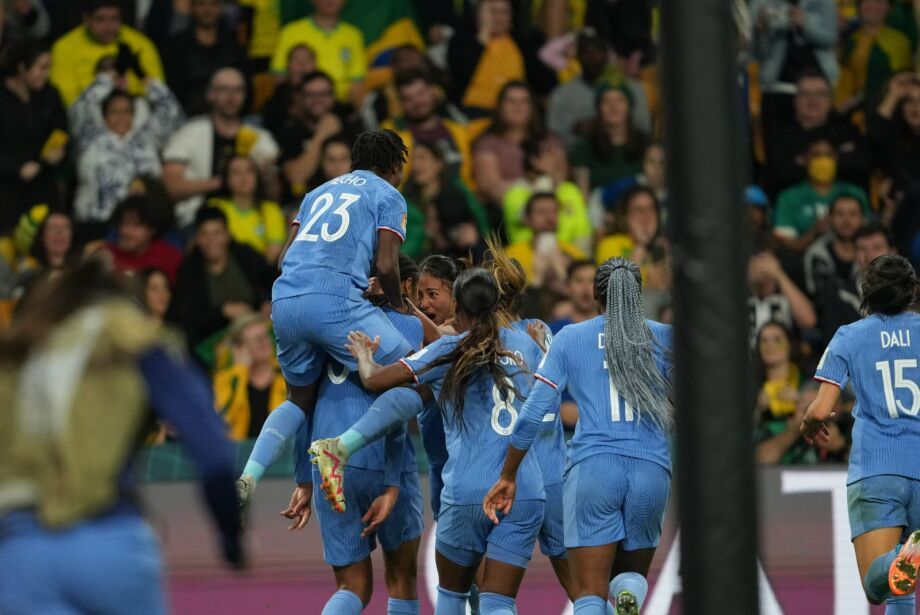 França se impõe pelo alto e derrota Brasil na Copa do Mundo feminina