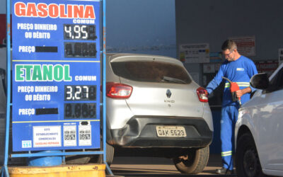 Reajuste da gasolina pressiona inflação e afasta projeções da meta em 2023