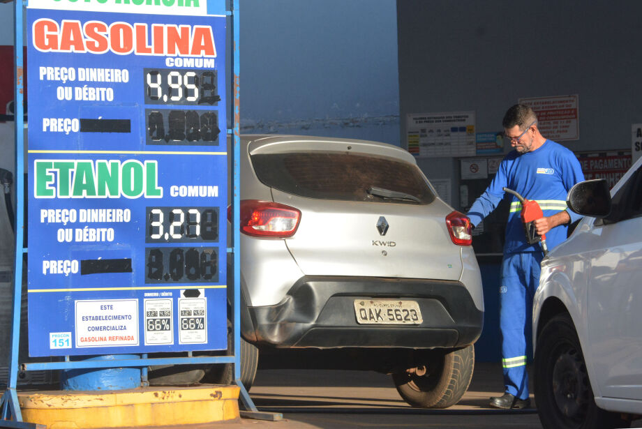 Reajuste da gasolina pressiona inflação e afasta projeções da meta em 2023