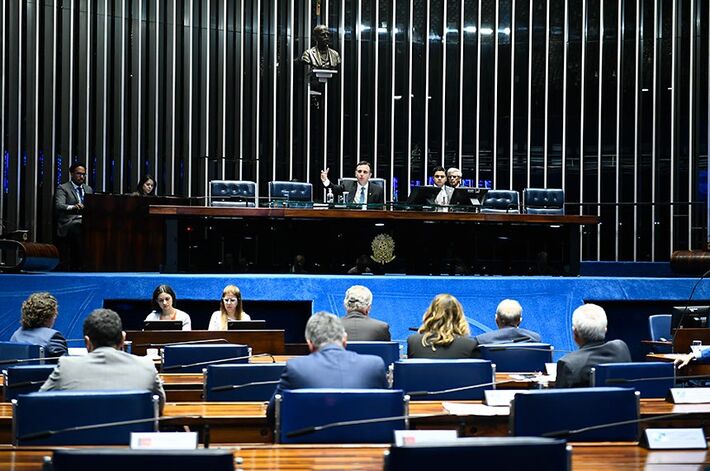 Senado aprova aumento do salário mínimo e amplia isenção de imposto