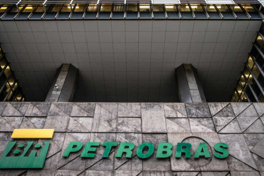 Petróleo sobe 13% em julho, mas Petrobras diz que não repassa volatilidade