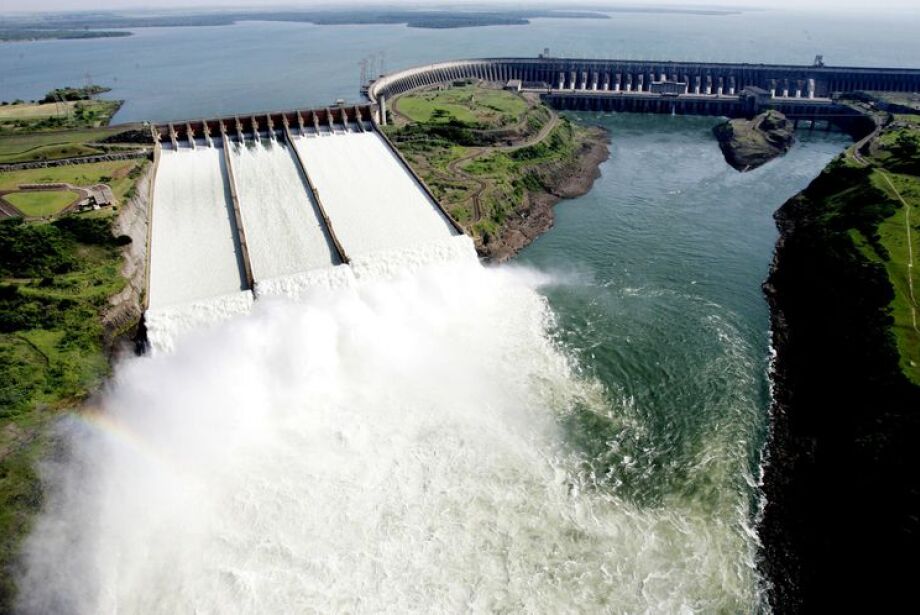 Governo já pode tirar Itaipu da conta de luz e rever venda da energia, dizem entidades