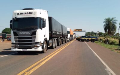 Com mais de 10 km de filas, sem-terra liberam BR-163 após sete horas de bloqueio