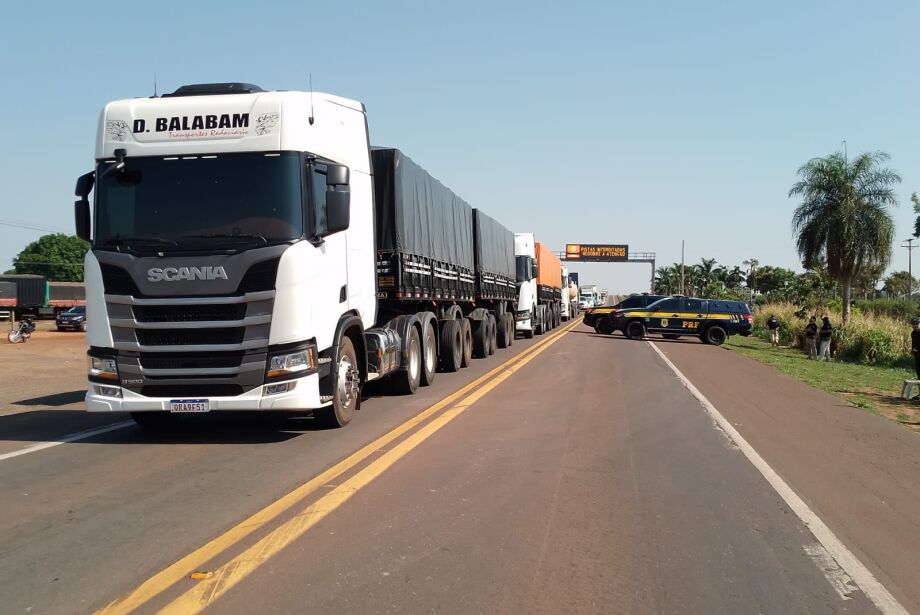 Com mais de 10 km de filas, sem-terra liberam BR-163 após sete horas de bloqueio