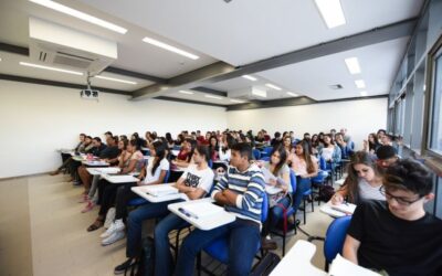 Enem faz 25 anos com desafio de se adaptar ao novo ensino médio e ampliar inclusão