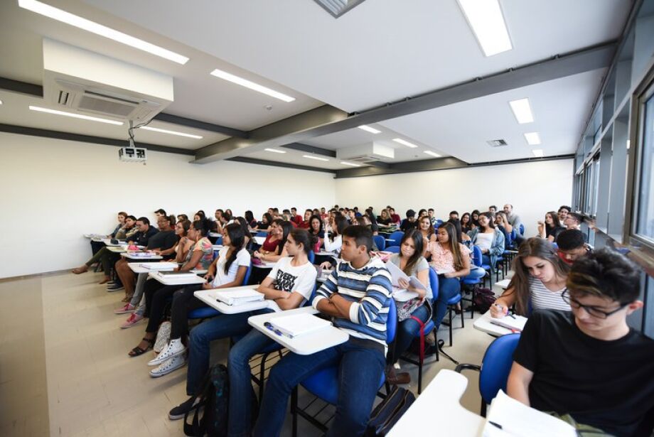 Enem faz 25 anos com desafio de se adaptar ao novo ensino médio e ampliar inclusão