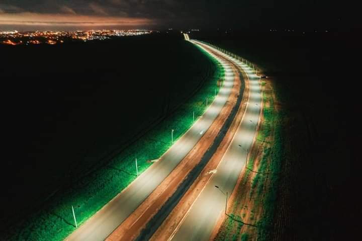 Obra de iluminação solar no anel viário de Ponta Porã avança para a reta final com 75% de execução