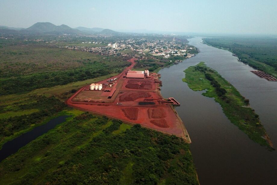 Rio Paraguai continua “seco”, mas transporte de minérios é retomado