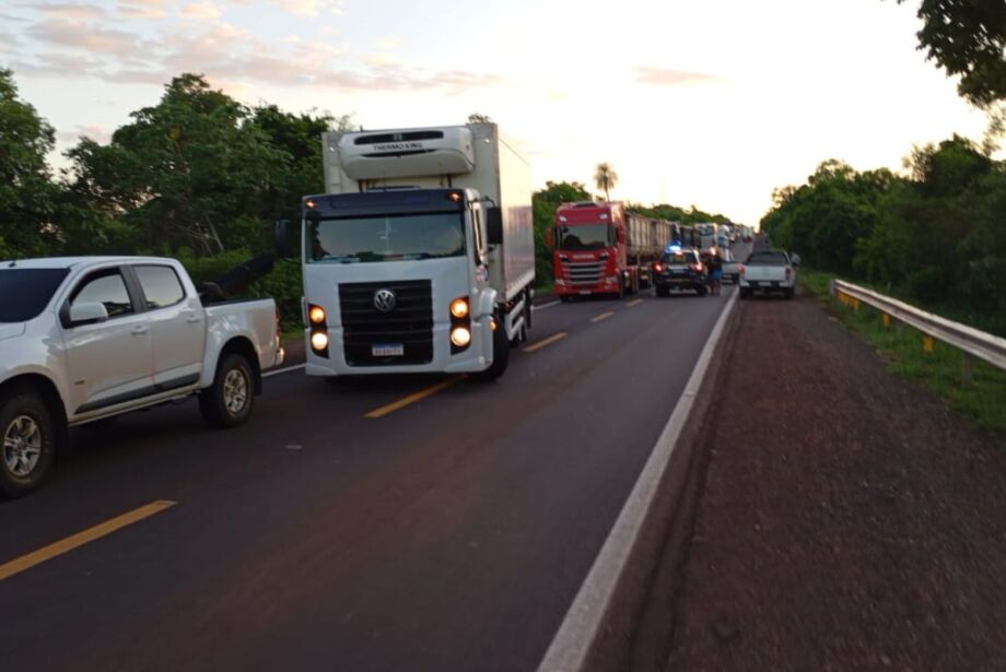 Sem-terra bloqueiam BR-262 e congestionamento se forma na rodovia